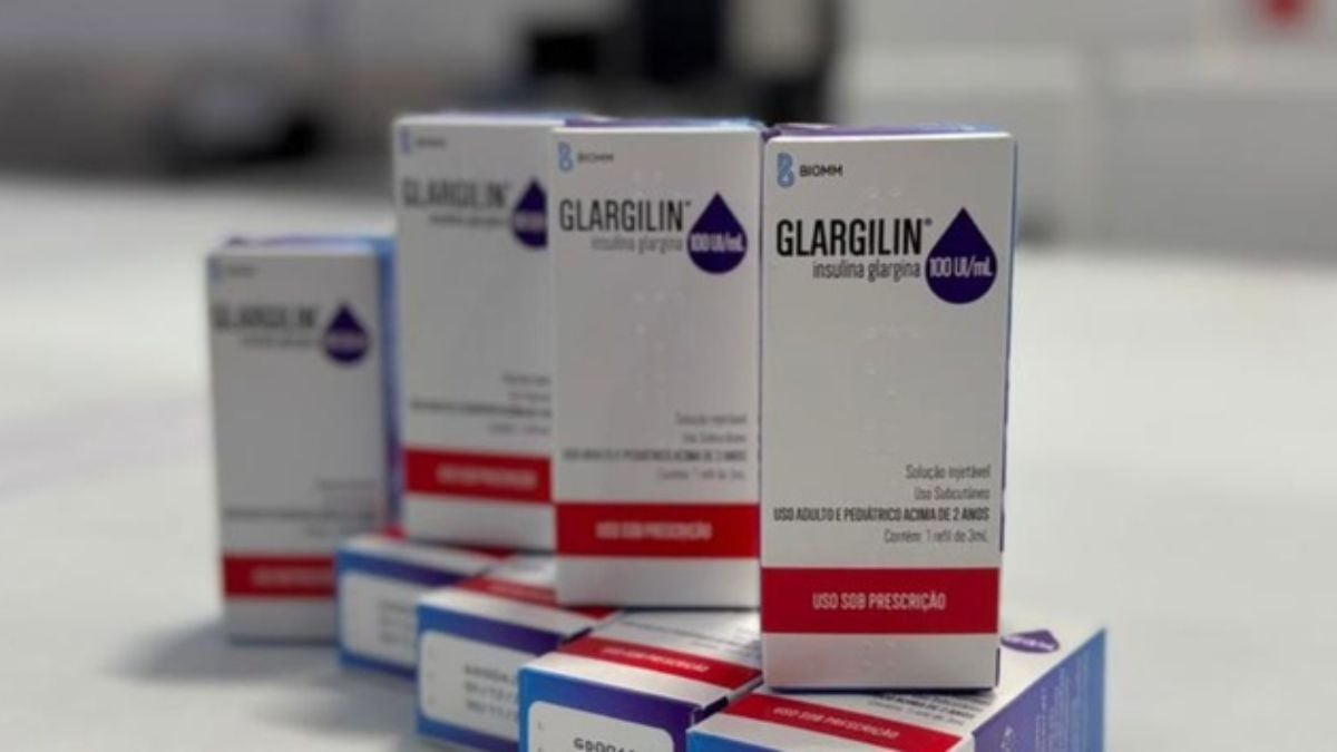 Caixas de insulina glargina Glargulin (insulina para injeção) em destaque, com outras embalagens ao fundo, ilustrando disponibilização da medicação no SUS.