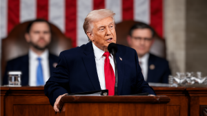 Donald Trump em pronunciamento no Congresso dos EUA, com bandeiras americanas ao fundo, em contexto de debate sobre possível tarifa Brasil e EUA anunciada hoje (15).