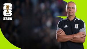 Wilton Pereira Sampaio, árbitro de futebol, aparece em destaque com braços cruzados ao lado do selo FIFA World Cup 2026, em um fundo verde e preto que remete à Copa.