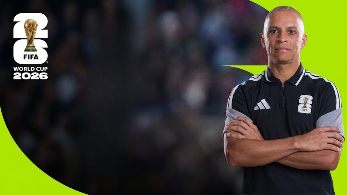 Wilton Pereira Sampaio, árbitro de futebol, aparece em destaque com braços cruzados ao lado do selo FIFA World Cup 2026, em um fundo verde e preto que remete à Copa.