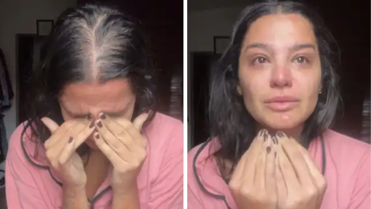 Gabriella Augusto aparece em entrevista em dois momentos, com expressão séria e mãos no rosto, enquanto rebate o Cartolouco e diz temer pela própria segurança. Foto em close.
