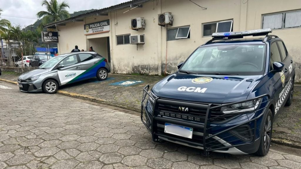 Vistoria da VISA em Mongaguá: viaturas da Polícia Civil em frente a uma clínica veterinária fechada após fiscalização encontrar irregularidades, com carros estacionados no pátio.