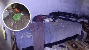 Cômodo interno com cama e roupas espalhadas, com detritos no chão e insetos visíveis; no detalhe, um ambiente com objetos abandonados, sugerindo cárcere privado e abandono de idosa resgatada em Capivari.