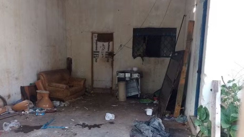 Interior de imóvel em Capivari com móveis quebrados e sujeira espalhada no chão, registrando a situação de abandono relatada após a idosa resgatada pela GCM.
