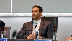 Reprodução de coletiva de imprensa com dirigente em traje social, falando ao lado de microfones e copos sobre uma mesa, em reunião relacionada às metas da Seleção Brasileira até 2030