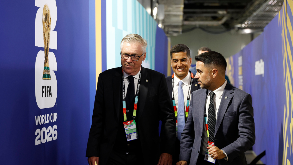Carlo Ancelotti e Rodrigo Caetano em evento da Seleção Brasileira, com credenciais da CBF, ao lado de estrutura de apoio e backdrop World Cup 2026, discutindo metas da Seleção Brasileira até 2030.