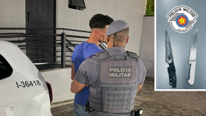 Homem algemado é conduzido por policiais militares em Leme após agressão à companheira e ameaça a comerciante, em foto de operação com viatura e armas apreendidas.