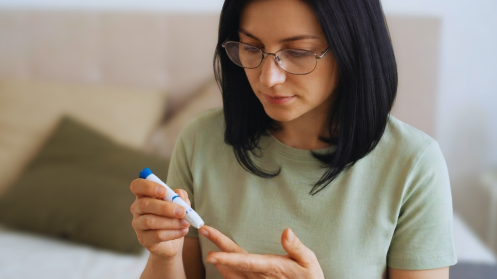 Mulher em casa utilizando um aplicador de medicamento enquanto segura um tubo com tampa azul, em imagem promocional sobre preço do Ozivy no Programa Vida + Leve da EMS.