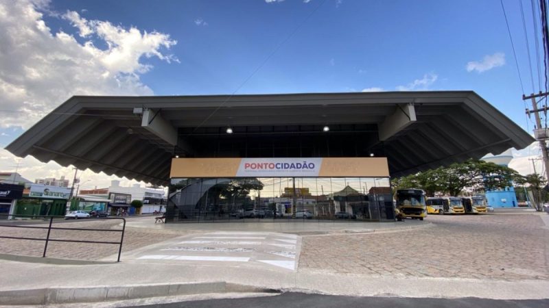 Fachada do Ponto Cidadão em Indaiatuba, com o letreiro “PONTO CIDADÃO” e ambiente de atendimento ao público, em ação do PAT Indaiatuba para emprego e crédito