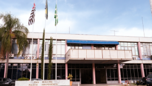 Fachada do prédio da Prefeitura Municipal de Valinhos, com bandeiras ao lado, em frente à entrada principal. Imagem usada na divulgação do concurso público em Valinhos para procurador com salário de R$ 12,9 mil.