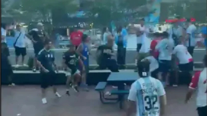 Torcedores argentinos discutem e entram em confronto em Atlanta, em cena antes de um duelo contra a Inglaterra, com confusão no entorno do estádio.