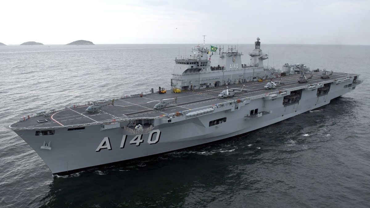 Imagem do maior navio de guerra da América Latina, navio militar A 140, em mar aberto próximo ao Porto de Santos, com convés e parte da ponte visíveis.