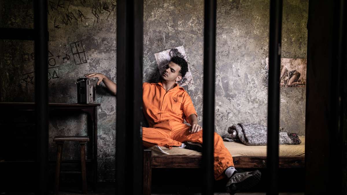 Sala de escape room que remete a uma prisão.