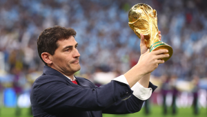 Iker Casillas levanta a taça da Copa do Mundo da Espanha em um estádio, em imagem de comemoração e provocação antes da final contra a Argentina: Casillas provoca a Argentina.