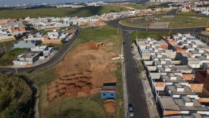 Vista aérea do terreno e das ruas do Parque Barnabé em Indaiatuba, onde a nova creche em Indaiatuba e uma escola estão sendo instaladas, com áreas preparadas para construção.