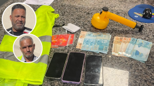 Imagem de operação em Paulínia mostra dois homens identificados em fotos de destaque ao lado de objetos apreendidos, como dinheiro, celulares e um spray amarelo, relacionados a falsos agentes da dengue em Paulínia após ação da Guarda.