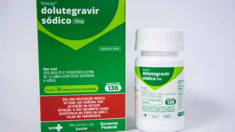 Embalagem e frasco do medicamento contra o HIV dolutegravir sódico 60 mg, com indicação para uso oral e informações de uso no SUS, em destaque para produção do remédio no Brasil.
