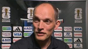 Thomas Tuchel aparece em coletiva de imprensa em frente ao painel de patrocínios da FIFA, com expressão séria, tema relacionado a reviravolta em jogos que eliminam a Inglaterra.