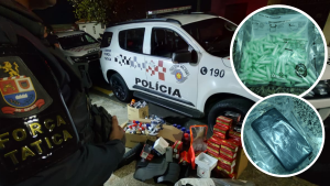 Foto de apreensão em Limeira: viatura da Polícia ao lado de homem com mochila, caixas e embalagens de entorpecentes, com imagens de drogas e materiais encontrados durante tráfico de drogas em Limeira