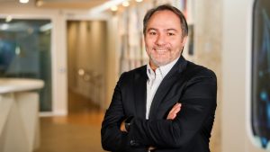 Carlos Piani, executivo da Sabesp, posa em ambiente interno com braços cruzados em reportagem sobre a Sabesp Baixada Santista e investimento de R$ 10,6 bilhões para dívida histórica.