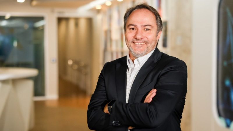 Carlos Piani, executivo da Sabesp, posa em ambiente interno com braços cruzados em reportagem sobre a Sabesp Baixada Santista e investimento de R$ 10,6 bilhões para dívida histórica.