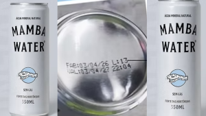 Latas de água mineral natural Mamba Water sem gás, com foco em lote e marcação no recipiente, associadas à retirada de lotes contaminados determinada pela Anvisa.