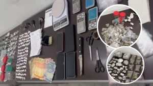 Foto de apreensão: uma mesa com balanças e instrumentos de pesagem, maços de dinheiro e, em círculos de detalhe, porções de drogas embaladas. Operação ligada a tráfico de drogas em Americana.
