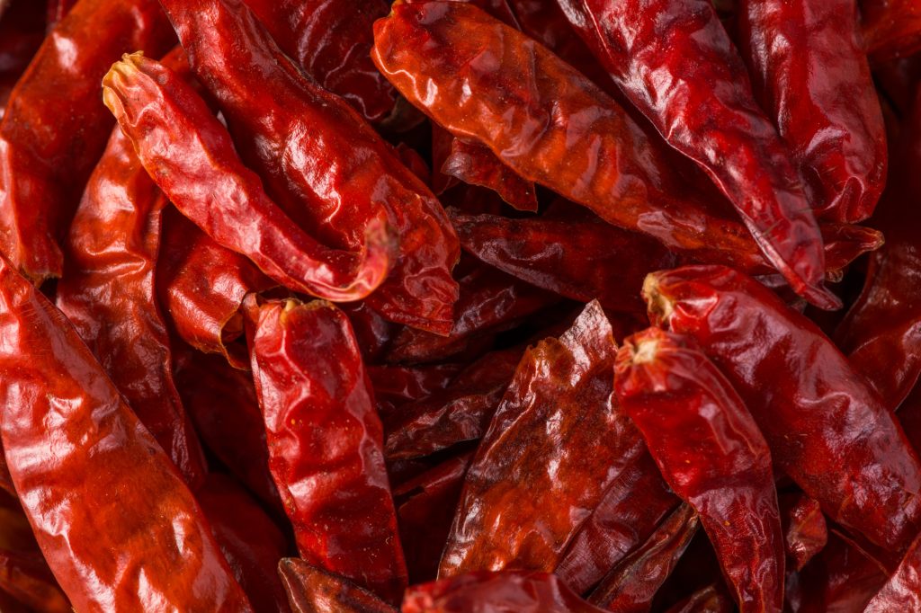 Muito encontrada na versão moída, a pimenta caiena tem sabor intenso e levemente terroso. É ótima para marinadas, sopas, caldos, carnes, legumes assados e misturas de especiarias. O segredo é usar com moderação.