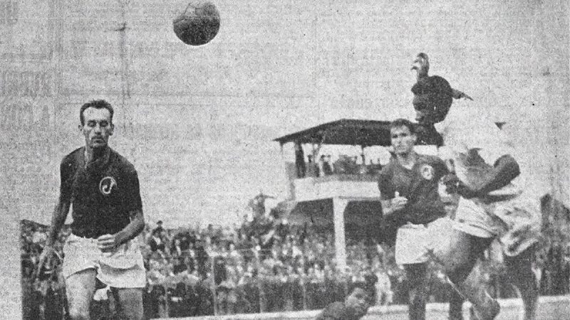Recriação por IA do gol mais bonito de Pelé: jogador em campo domina a bola no ar e finaliza, em cena clássica com estádio lotado e sombra do lance