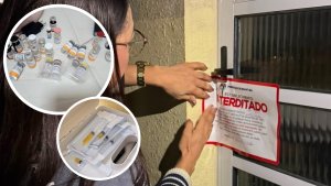 Profissional apresenta um documento com a palavra “INTERDITADO” em frente a uma porta, com detalhes em imagens circulares de materiais e produtos em laboratório, sugerindo fiscalização sanitária e irregularidades em clínica de estética.