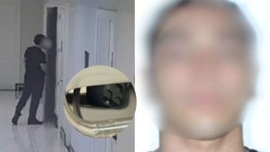 Imagem com recorte que destaca a tentativa de esconder um celular dentro de um banheiro, em ambiente interno. Ao lado, há uma pessoa desfocada em primeiro plano, sem identificação clara.