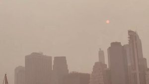 Céu de Nova York fica encoberto de fumaça de incêndio