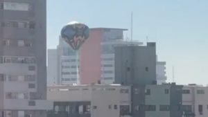 Balão é avistado caindo no Gonzaga, em Santos