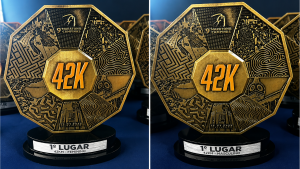 campeões da Maratona de Campinas 2026: Troféus comemorativos da 9ª Maratona de Campinas 2026 com placas de 1º lugar e destaque para 42K, nas categorias feminino e masculino