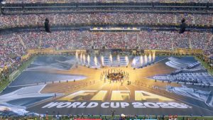 Vista do estádio lotado durante a Cerimônia da final da Copa do Mundo, com palco central, luzes e apresentação de banda e equipe no gramado, antes do jogo.