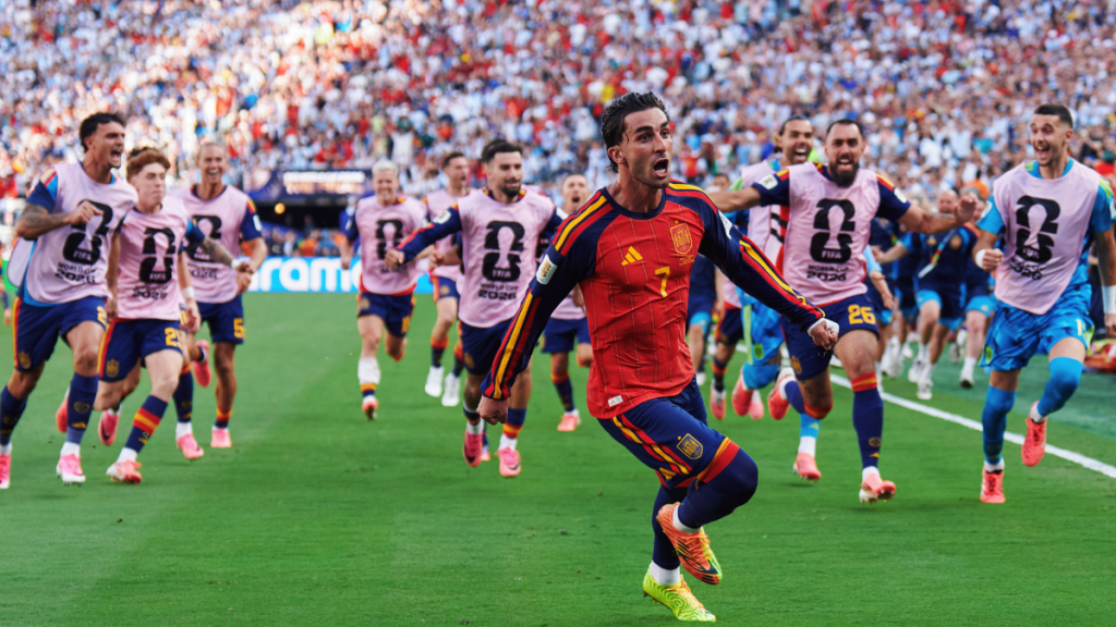 Copa do Mundo 2030: Jogadores da Espanha em campo comemoram como campeões da Copa do Mundo após a final contra a Argentina, celebrando a conquista com a taça. Foto de Reprodução /X @SEFutbol