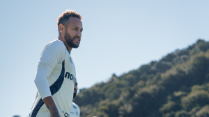 Neymar Sul-Americana: Neymar em treino com uniforme do Santos, em imagem ao ar livre, e destaque para Neymar fora do próximo jogo do Santos pela Copa Sul-Americana.