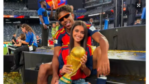 namorada de Lamine Yamal: Lamine Yamal recebe homenagem da namorada após o título mundial da Espanha, com o jogador em estádio e a namorada ao lado sorrindo em comemoração.