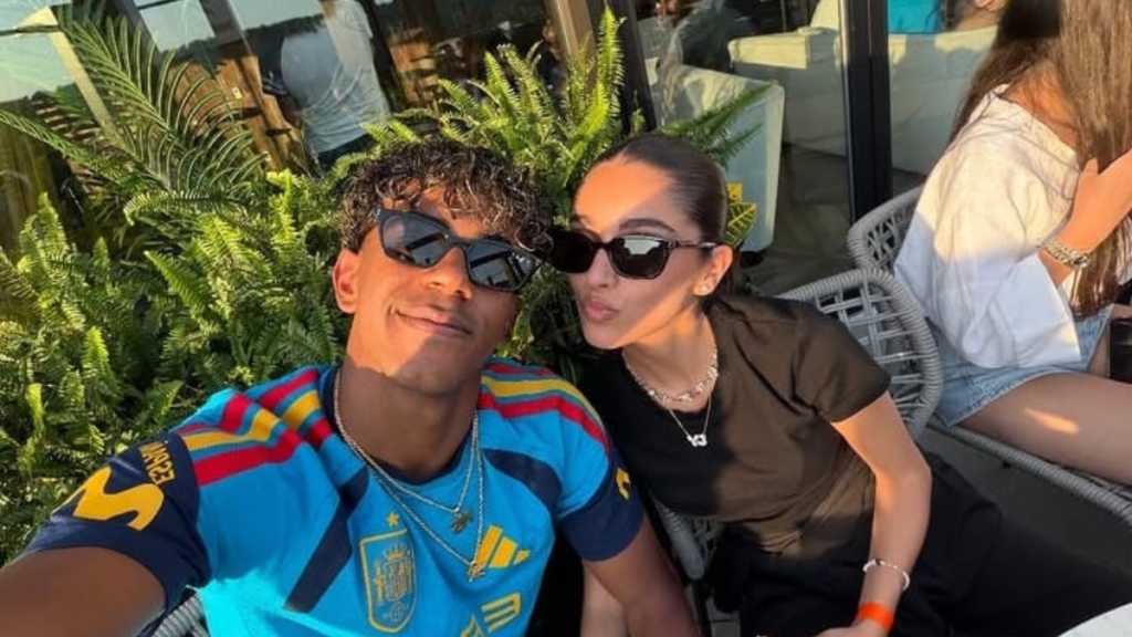 namorada de Lamine Yamal: Foto de Inês García ao lado de Lamine Yamal em celebração ao título mundial da Espanha, ao ar livre, com óculos e clima de comemoração