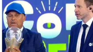 Carlinhos Vidente segura uma taça em meio a painel com símbolos do Brasil, projetando título do Brasil em 2030 após previsão na Copa.
