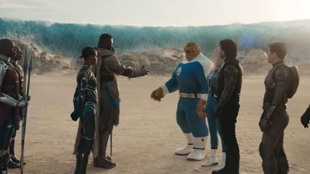 Cena do primeiro trailer de Vingadores: Doutor Destino da Marvel, com personagens em um cenário desértico e um herói com uniforme azul e simbolo “4” ao centro entre o elenco.