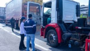FiscalizaÃ§Ã£o de Ã´nibus e caminhÃµes na rodovia em SÃ£o Paulo: equipe da Cetesb verifica veÃ­culos e possÃ­vel poluiÃ§Ã£o em aÃ§Ã£o de controle ambiental