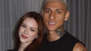 Amanda Araujo revela ataques racistas após Richarlison comemorar título da Espanha.