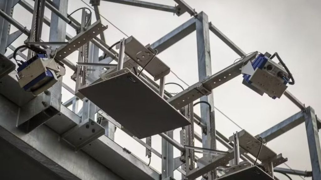 free flow muda local: Pedágio free flow na Imigrantes com equipamentos de monitoramento de cobrança instalados em estrutura metálica, indicando mudança de local após reclamações de moradores.