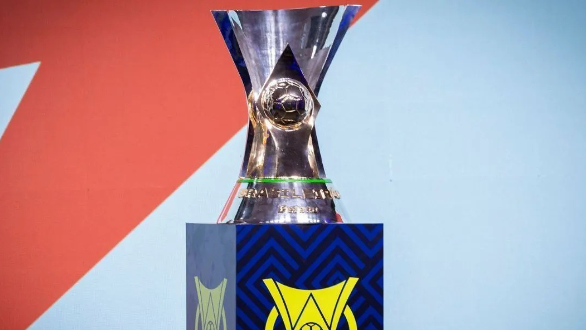 Taça de futebol em fundo vermelho e azul, com referência a Brasileirão e Libertadores; veja o que assistir após a Copa do Mundo