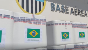 Brasil envia vacinas à Venezuela: remessa de frascos de vacinas com embalagens e o selo do Brasil, em ambiente de transporte, reforçando ajuda humanitária na saúde.
