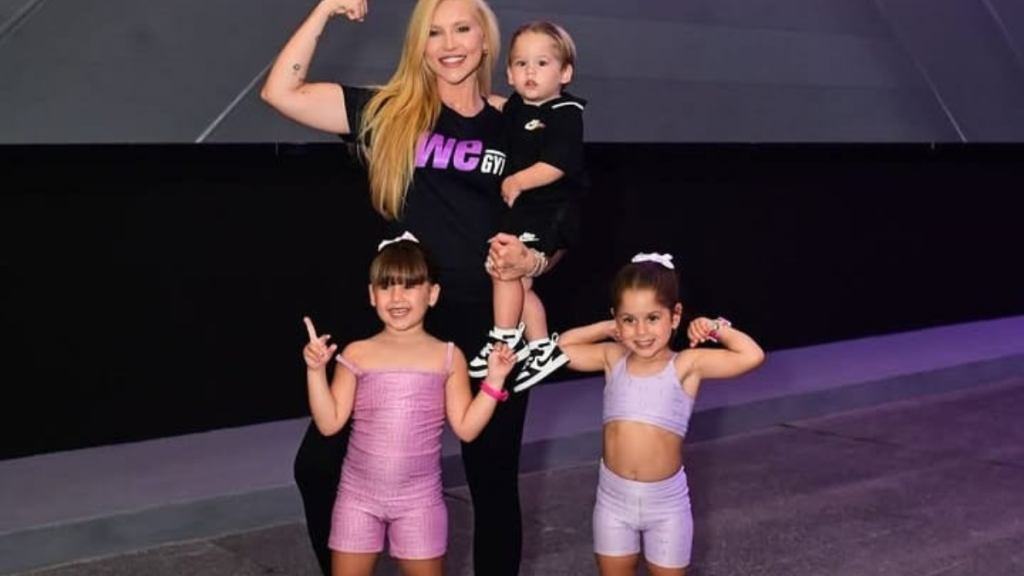 Virginia Fonseca posa em inauguração em Goiânia com suas filhas em evento, ao lado de um menino no colo e duas crianças sorrindo e brincando ao ar livre.