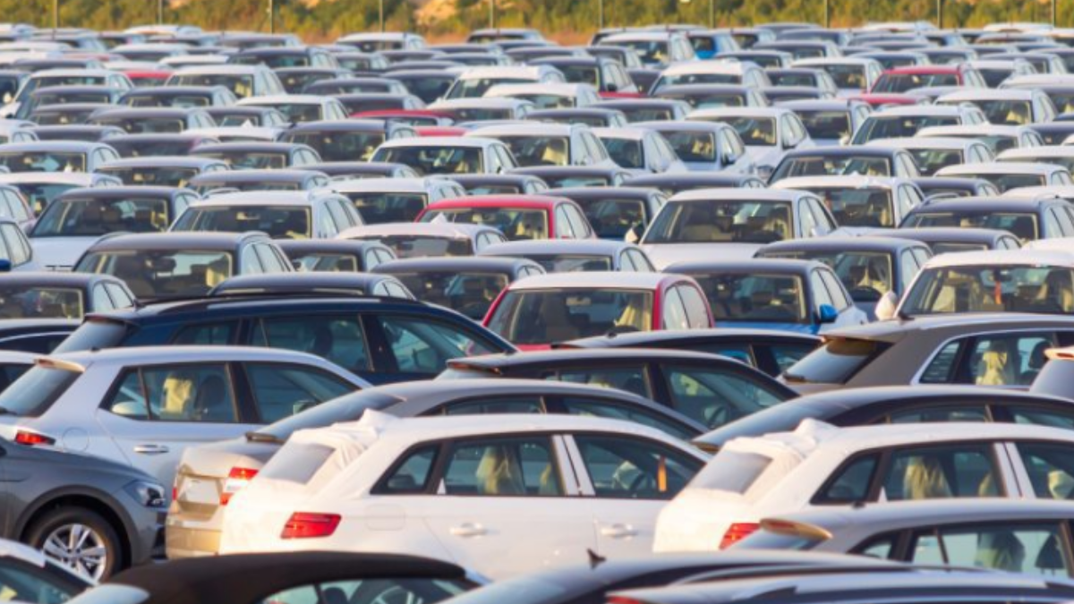 Leilão de veículos em Santa Bárbara d'Oeste: vista de muitos carros alinhados em pátio, com dezenas de automóveis prontos para arremate em setembro.