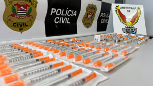 Mulher presa com tirzepatida em Americana â PolÃ­cia Civil apreende remÃ©dios contrabandeados do Paraguai, com muitos frascos e seringas em destaque.