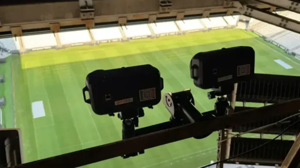 CBF Impedimento semiautomático: Câmeras instaladas na Neo Química Arena, com o campo do Corinthians ao fundo, registradas do interior do estádio. Foto: Reprodução.